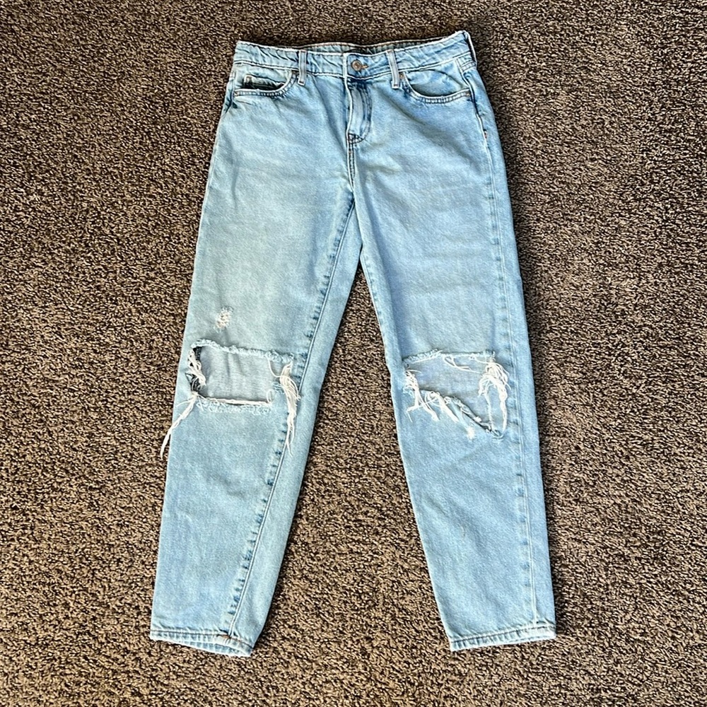 Girls forever 21 ripped jeans super cute!